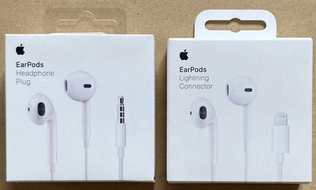 Apple EarPodsの3.5mmプラグ版とLightningコネクタ版を並べて比較