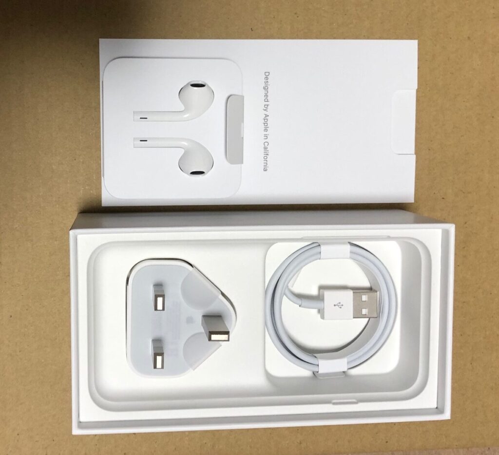 中古iPhone選びの参考になるiPhone SE第2世代香港版の箱と本体