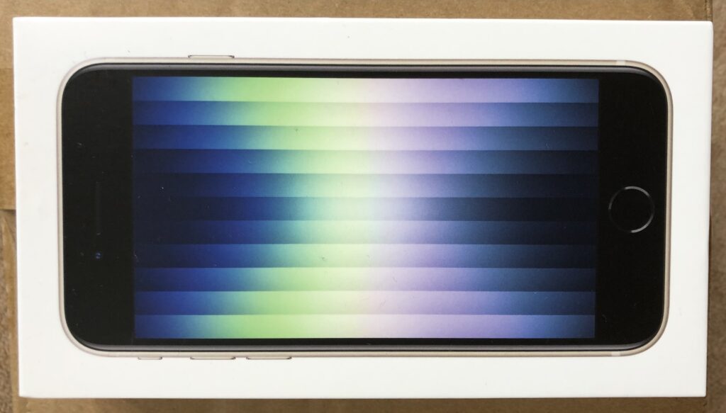 iPhone SE第3世代スターライトの背面と本体色が分かる実機写真