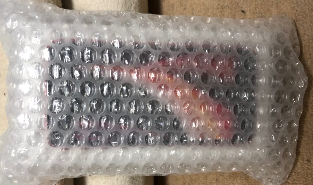 中古iPhoneの外観や傷を確認する参考になるiPhone SE第2世代の実機