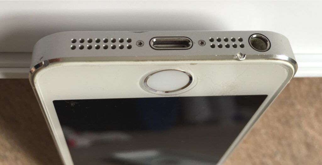 iPhone SE第1世代のLightning充電端子